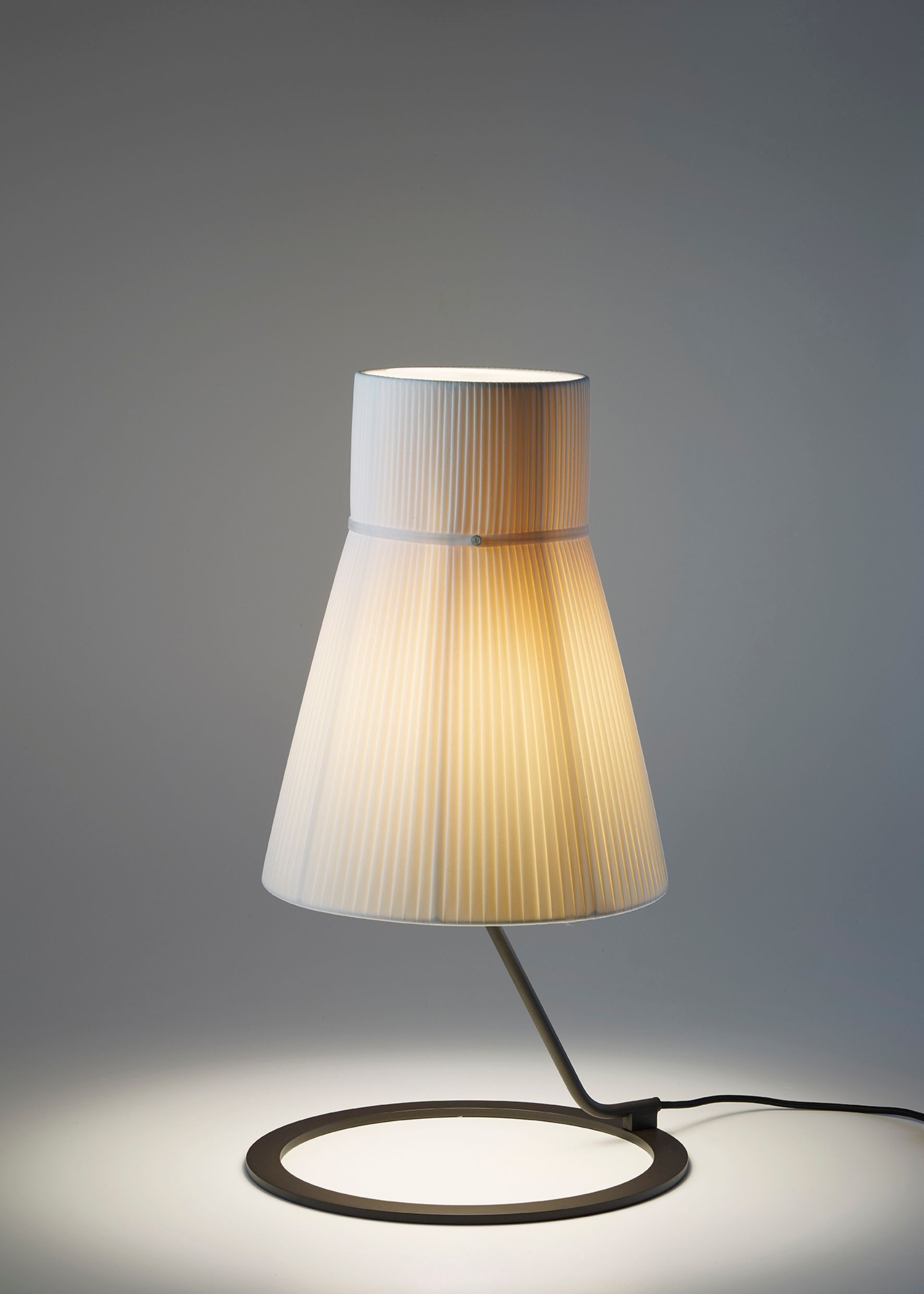 Façon origami, ces lampes discrètementtravaillées projettent un éclairage tamisé touten subtilité. La preuve en images