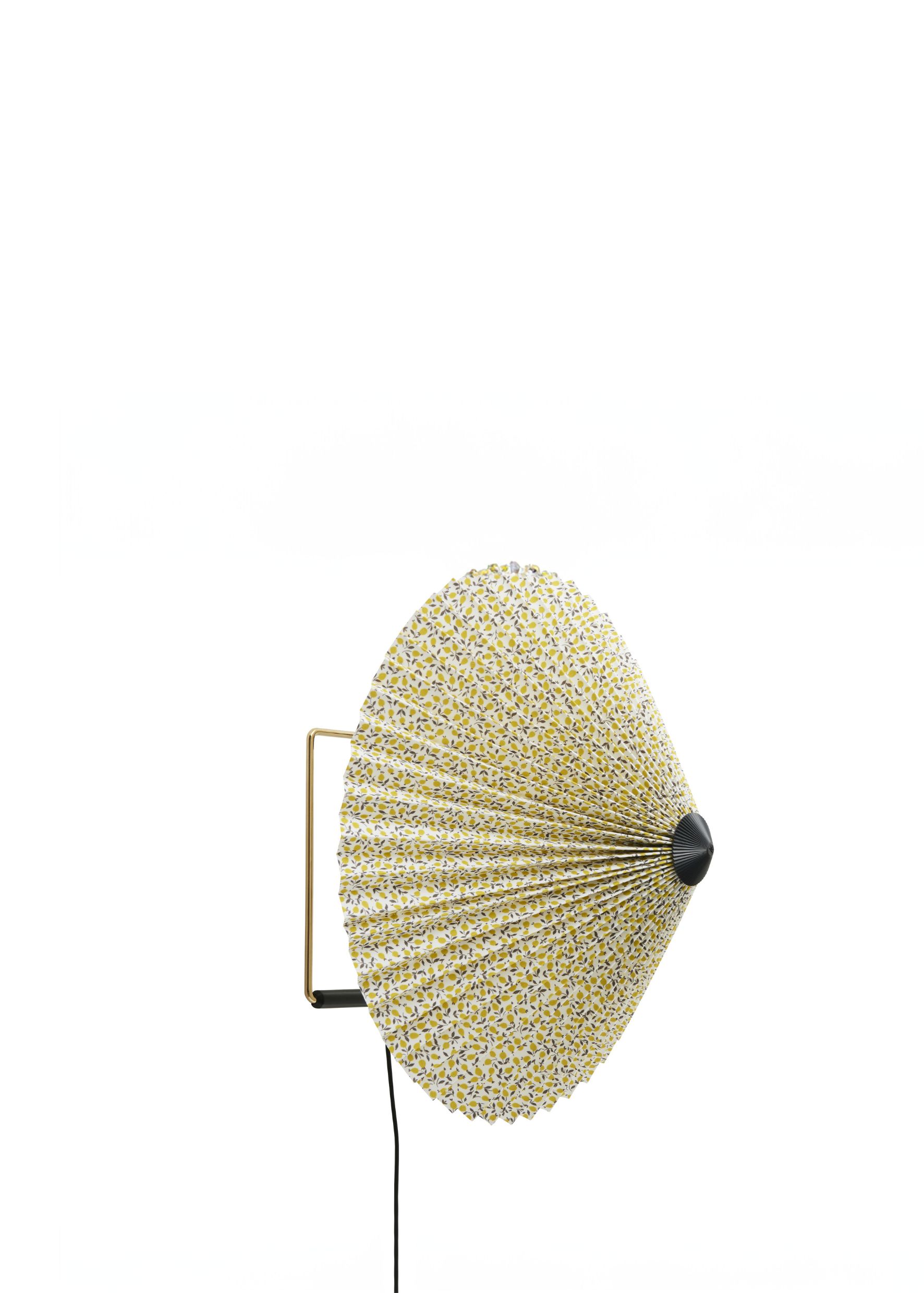 Façon origami, ces lampes discrètementtravaillées projettent un éclairage tamisé touten subtilité. La preuve en images