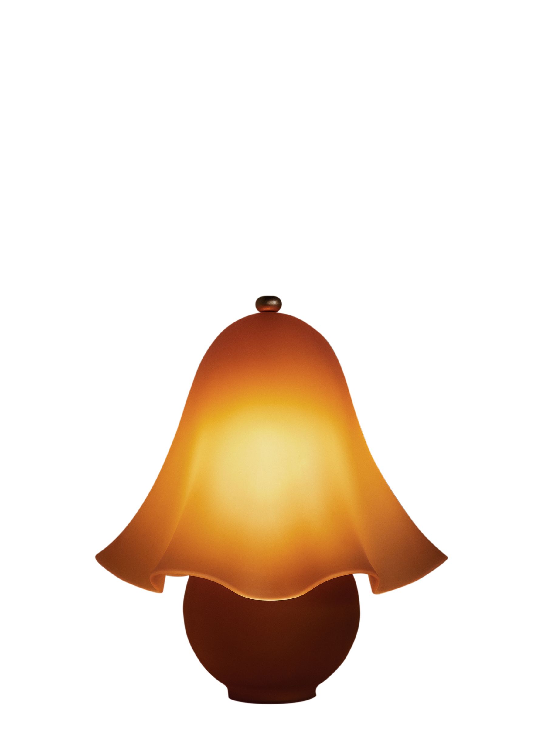 Bois, terre, papier… Les luminaires organiques fait le lien entre l’homme et la nature. De quoi avoir les idées claires
