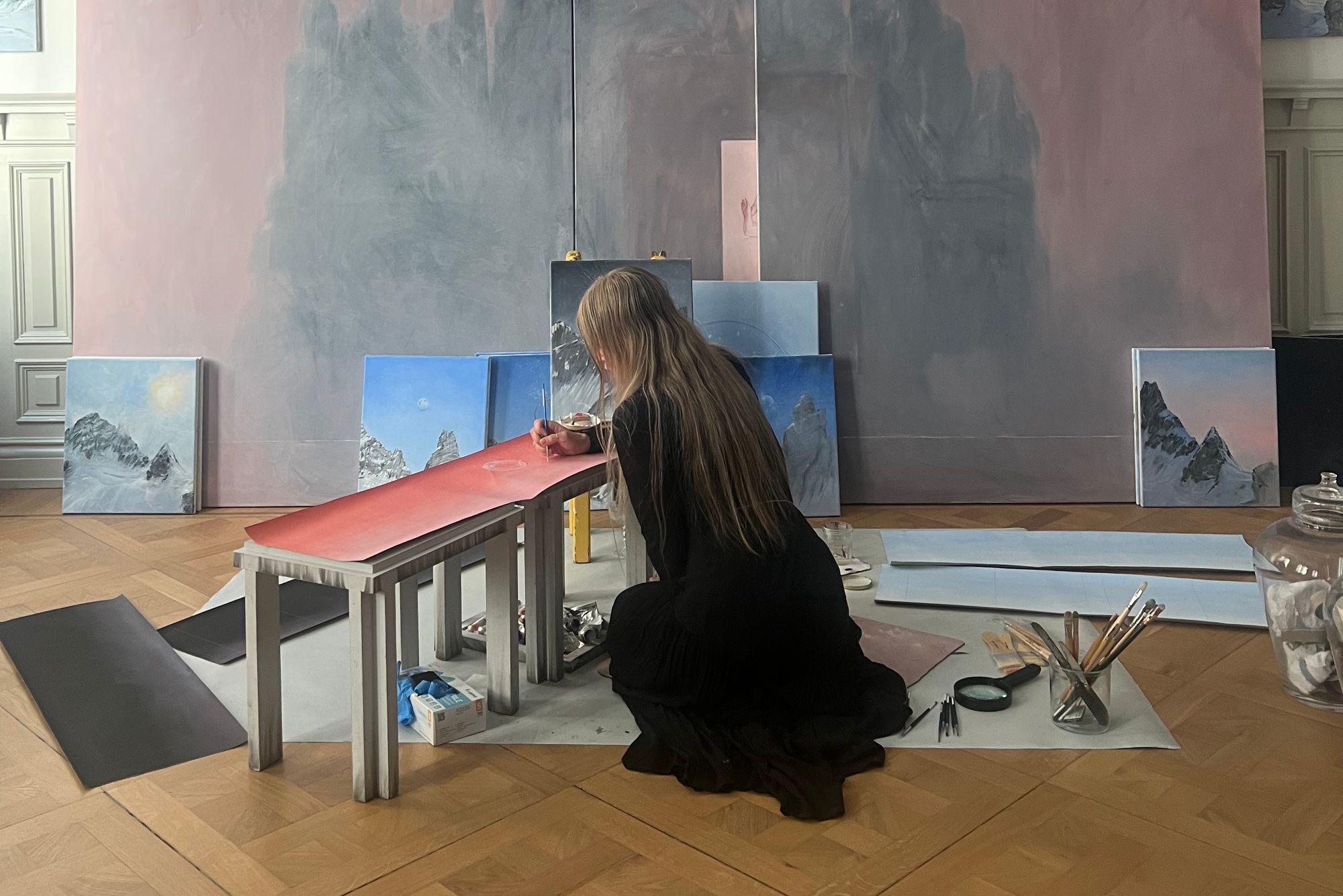 Ylva Snöfrid présente une série de dessins et de peintures proches de l’art brut, qui témoignent de la porosité entre sa pratique et sa vie